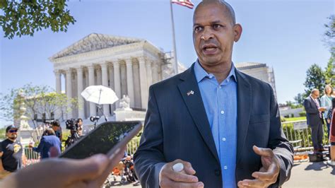 Police officers fight falsehoods about Jan. 6 while campaigning .